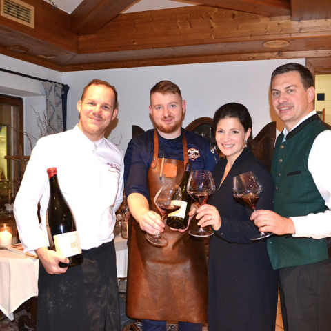 Küchenchef und Co-Eigentümer Alex Valentin, Gastkoch Thomas Reinisch mit Marie-Sophie und Heinrich Hartl I © Markus Artmann