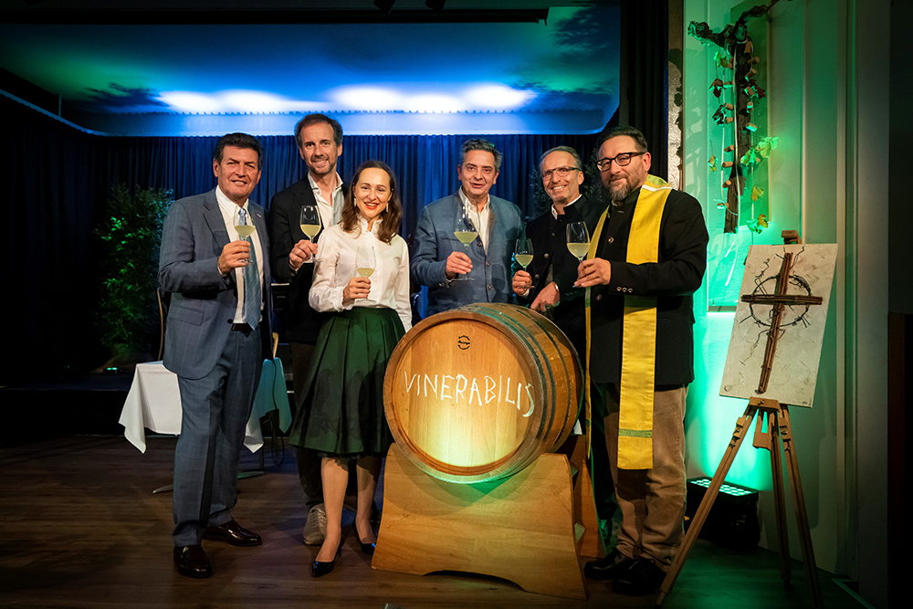 Weintaufe Langenlois 2022: v.l.n.r.: Bgm. Mag. Harald Leopold, Obmann DI Robert Herbst, Bundesrätin Dr. Mag. Doris Berger-Grabner, Prof. Christoph Wagner-Trenkwitz, Winzer Rudolf Rabl und Stadtpfarrer Mag. Jazek Zelek beim ersten gemeinsamen „Prost“! © Point of View